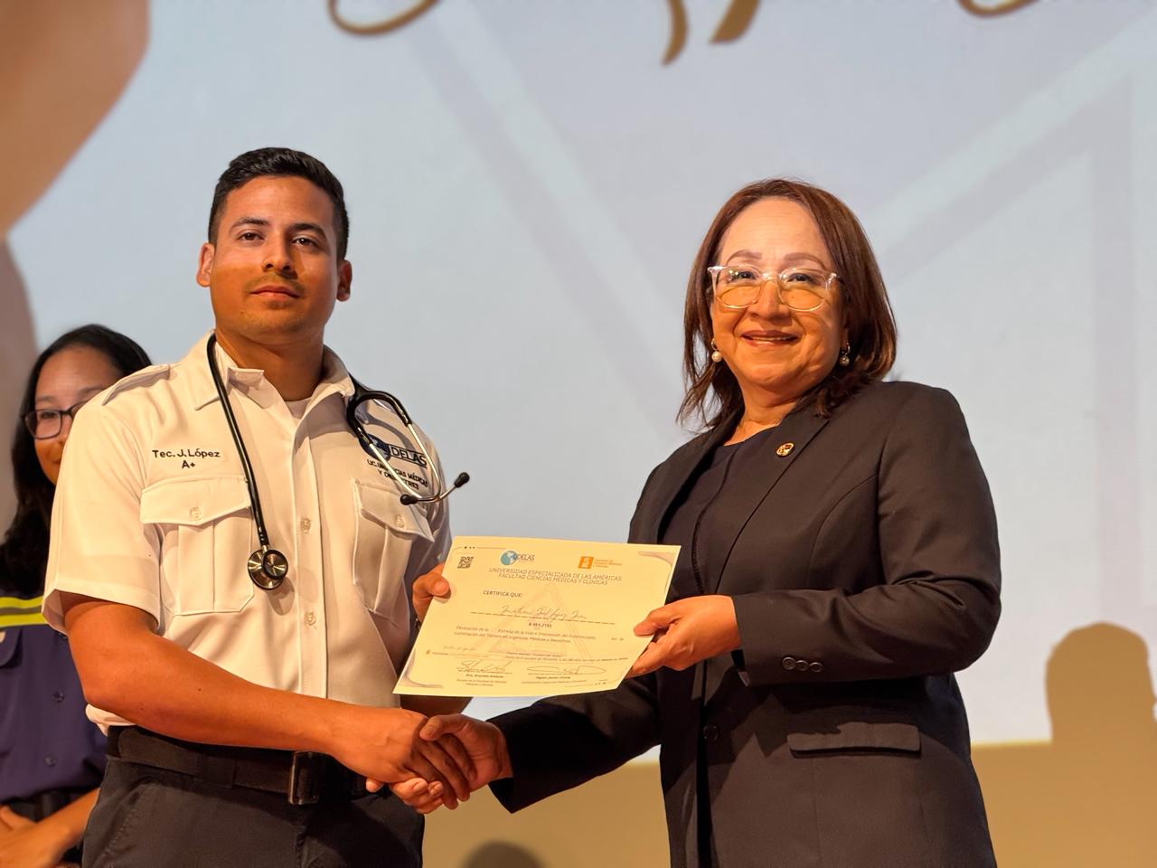 En la UDELAS, 65 jóvenes se preparan para cuidar vidas con entrega y pasión