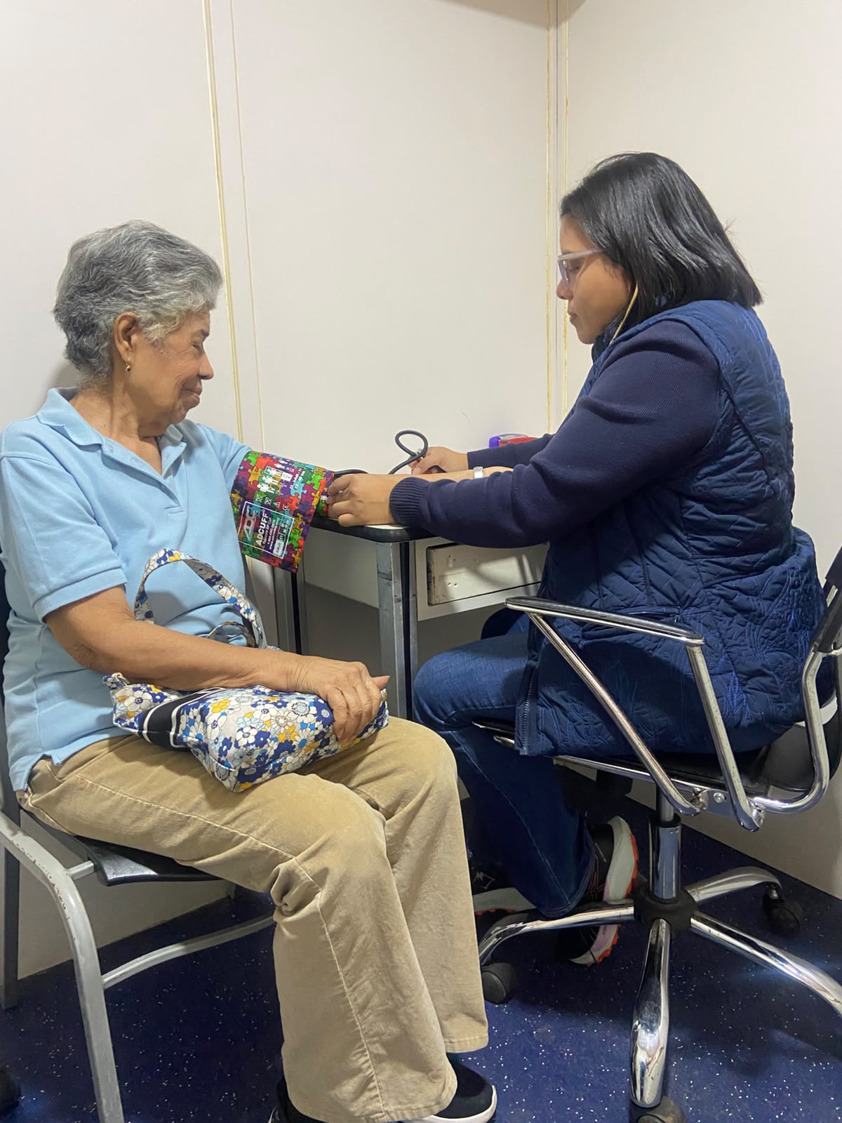 Adultos mayores acuden a feria de salud gratis deUDELAS en Betania