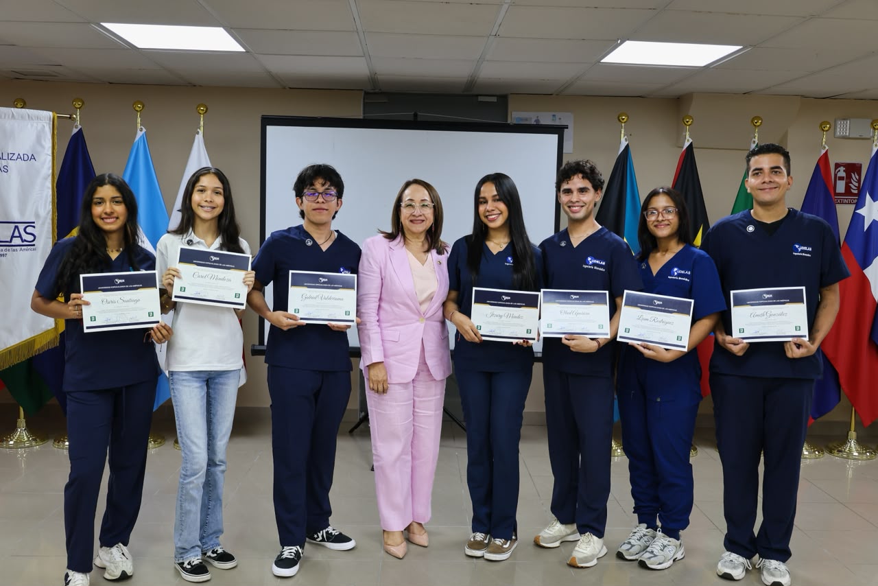 Estudiantes de UDELAS son becados por SENACYT